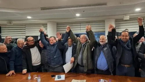 اجتمع قادة الأحزاب الفلسطينية في إسرائيل في سخنين، رافعين أيديهم تعبيرًا عن الوحدة، بعد توقيعهم على تعهد لإحياء القائمة المشتركة.