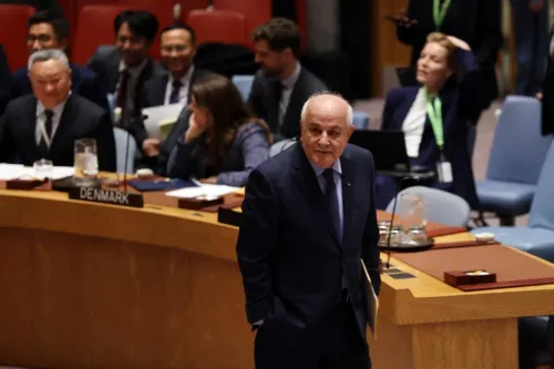 سفير فلسطين لدى الأمم المتحدة رياض منصور في جلسة الجمعية العامة، بعد سحب ترشحه لمنصب نائب الرئيس تحت ضغط أمريكي.