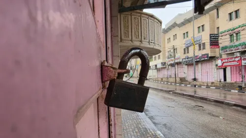 إغلاق المحلات التجارية في الضفة الغربية خلال الإضراب العام احتجاجًا على قانون الإعدام الإسرائيلي، مع شوارع خالية ومقفلة.