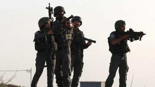 مجموعة من الجنود الإسرائيليين مسلحين في موقع مفتوح، تعبير عن التوتر العسكري في قطاع غزة وسط رفض فلسطيني لنزع سلاح حماس قبل الانسحاب الإسرائيلي.
