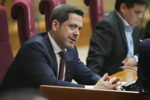 النائب رودريغو غامارا يتحدث خلال جلسة برلمانية في باراغواي، حيث تمت المصادقة على اتفاقية التجارة الحرة مع الاتحاد الأوروبي.