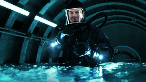 مشهد من فيلم خيال علمي يظهر شخصية في بدلة فضاء داخل مركبة، يعكس موضوع الإنتاج السينمائي لشركة WarnerMount بعد اندماج Paramount وWarner Bros.