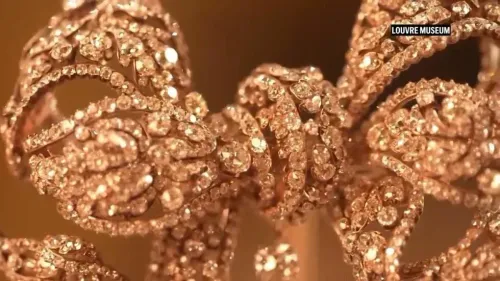 مجوهرات نابليون المسروقة من متحف اللوفر، تتضمن تصميمات معقدة من الياقوت والألماس، تمثل تراث فرنسا الثقافي.