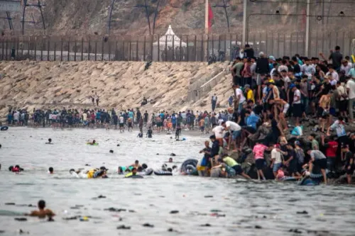 مهاجرون يعبرون السواحل البحرية بين المغرب وسبتة وسط أزمة الهجرة التي أثرت على استضافة كأس العالم 2030 المشتركة.