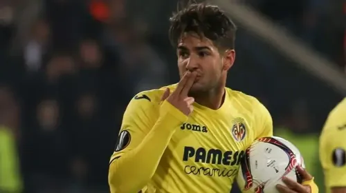 لاعب فياريال يحتفل بتسجيل هدف وهو يحمل الكرة، مع التركيز على أهمية فينيسيوس جونيور كهداف محتمل في مونديال 2026 حسب تصريحات ألكسندر باتو.