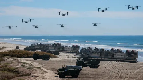 تحليق طائرات هليكوبتر فوق شاطئ حيث تتواجد مركبات عسكرية أمريكية، في إطار استعدادات البنتاغون لعمليات محتملة ضد إيران.