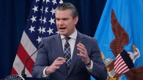 وزير الدفاع الأمريكي بيت هيجسيث يتحدث في مؤتمر صحفي، مع العلم الأمريكي وشعار وزارة الدفاع خلفه، حول طلب 200 مليار دولار للحرب على إيران.