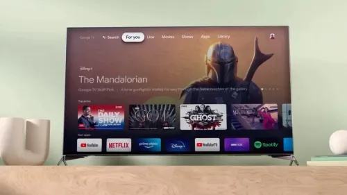 واجهة تلفزيون ذكي مخصصة تظهر تطبيقات مثل Netflix وYouTube وDisney+ بدون إعلانات أو تطبيقات زائدة، تعكس تجربة تنظيف واجهة التلفزيون.