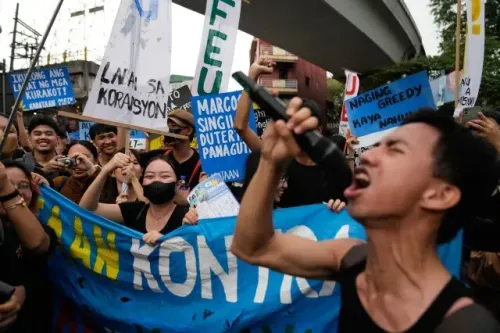 محتجون في مانيلا يحملون لافتات ويهتفون ضد الفساد، مطالبين بمحاسبة المسؤولين عن فضيحة مشاريع السيطرة على الفيضانات.