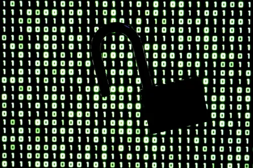 قفل مفتوح أمام خلفية أرقام ثنائية باللون الأخضر، يرمز إلى ثغرات أمنية في لغة PHP تهدد أنظمة الحماية الإلكترونية.