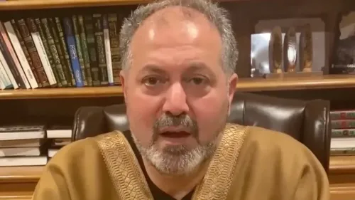 صلاح صرصور، رئيس الجمعية الإسلامية في ميلووكي، يتحدث عن اعتقاله من قبل إدارة الهجرة الأمريكية، محاطًا برفوف من الكتب.