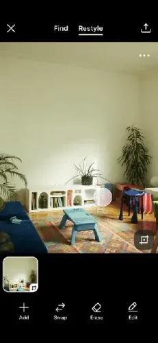 غرفة معيشة بسيطة مع أريكة وطاولة صغيرة ونباتات، تظهر واجهة أداة Restyle لتعديل أثاث الغرف بالذكاء الاصطناعي من Pinterest.
