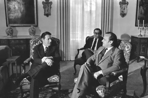 اجتماع تاريخي في لشبونة يضم فرانسيسكو بينتو بالسيماو مع شخصيات سياسية أخرى، يعكس فترة الاضطرابات السياسية في البرتغال.