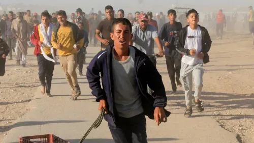 مجموعة من الفلسطينيين يركضون نحو نقطة توزيع المساعدات في غزة، مع تعابير القلق واليأس على وجوههم وسط الغبار.