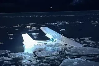 تحطمت طائرة سيسنا 172 في نهر هدسون المتجمد بعد محاولة هبوط اضطراري، حيث نجا الطيار وراكب من الحطام.