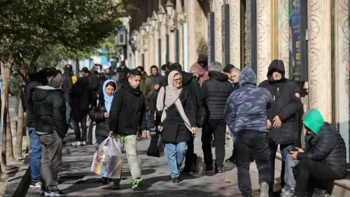 مشهد لشارع مزدحم في طهران، حيث يتجمع الناس في أجواء من التوتر الاقتصادي، مع تراجع قيمة الريال الإيراني.