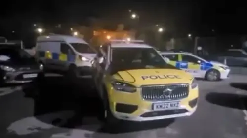 تواجد سيارات الشرطة في موقع حادثة داخل مسجد في مانشستر بعد اعتقال رجل بتهمة حمل سلاح هجومي أثناء الصلاة.