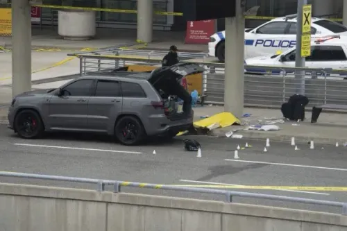 حادث إطلاق نار خارج مطار بيرسون في تورونتو، مع وجود سيارة سوداء وصناديق تحقيق، ووجود كثيف للشرطة في المنطقة.