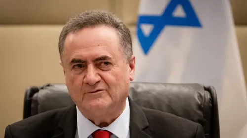 وزير الدفاع الإسرائيلي السابق يوآف غالانت في اجتماع رسمي، خلفه علم إسرائيل، يعكس الأجواء السياسية المتوترة في المنطقة.