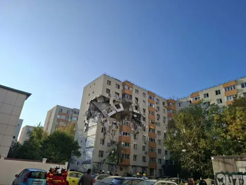 انفجار قوي في مبنى سكني في بوخارست، أدى لتشوه واجهتي طابقين، مع وجود رجال الإنقاذ في الموقع والأنقاض متناثرة في الشارع.