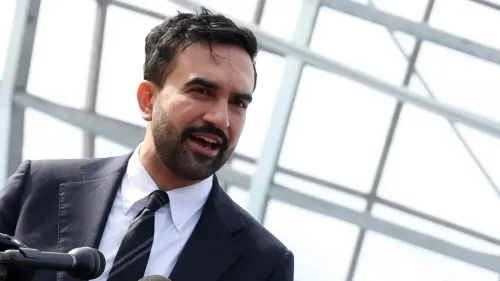 زهران ممداني يتحدث في مؤتمر صحفي بعد فوزه التاريخي في انتخابات عمدة نيويورك، مع التركيز على قضايا السكن والرعاية الصحية.