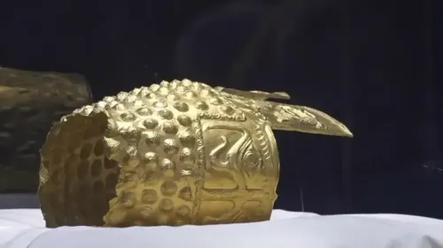 خوذة ذهبية مزخرفة تعود لحضارة الداقيين، معروضة في خزانة زجاجية بمتحف في بوخارست بعد استعادتها من هولندا.