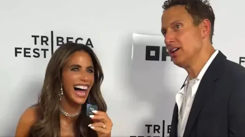 مؤثّرة وممثل يسخران على السجادة الحمراء لمهرجان Tribeca السينمائي، في سياق ترويج لفيلم إسرائيلي، وسط جدل حول تعليقات مسيئة.