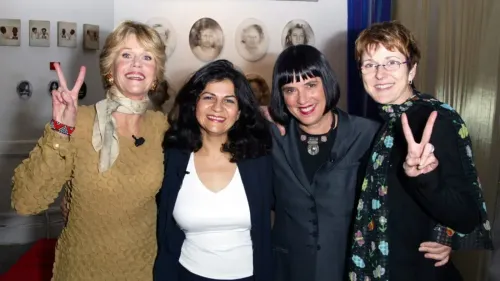 مجموعة من النساء الناشطات في مجال حقوق المرأة، يبتسمن ويعرضن علامة النصر، في حدث يبرز التضامن النسوي.