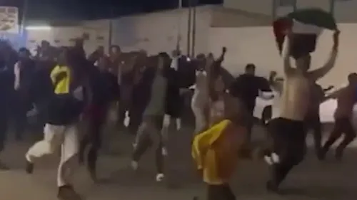 احتجاجات حاشدة في بوروما بأرض الصومال، حيث يهتف المتظاهرون ضد إسرائيل ويرفعون الأعلام الفلسطينية تعبيرًا عن رفضهم للاعتراف الإسرائيلي.