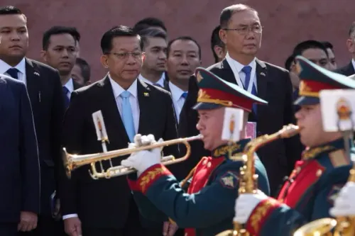 رئيس الحكومة العسكرية في ميانمار Min Aung Hlaing خلال زيارة رسمية إلى موسكو لتعزيز التعاون العسكري والاقتصادي مع روسيا.