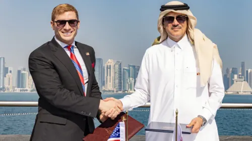 توقيع اتفاقية بين ممثلين عن قطر والولايات المتحدة لتعزيز التعاون في مجالات الذكاء الاصطناعي وسلاسل التوريد، مع خلفية مدينة الدوحة.