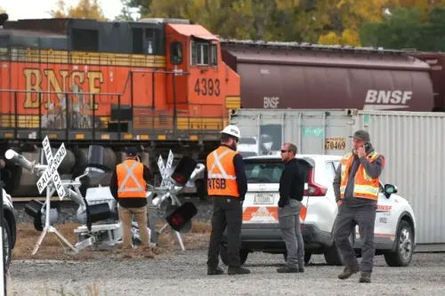 محققون من NTSB يتجمعون بالقرب من موقع حادث قطار BNSF في كولومبوس، مونتانا، حيث وقع الحادث المميت.
