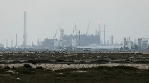 صورة لمجمع راس لفان في قطر، يظهر فيه منشآت الغاز الطبيعي المسال مع أعمدة الدخان والنيران، بعد تعرضه لهجمات إيرانية.