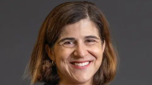 وزيرة العدل البريطانية سارة ساكمان تبتسم أثناء حديثها عن تأثير الحرب على المدنيين، مع التركيز على الهجمات على المدارس.