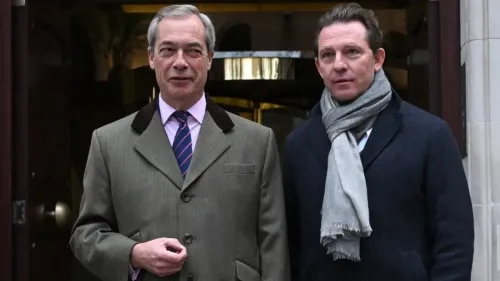 نيك كاندي، أمين صندوق حزب الإصلاح البريطاني، يقف بجانب نايجل فاراج، مؤسس الحزب، في حدث عام، مع تفاصيل ملابسهم الأنيقة.