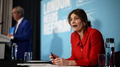 ليلى كننغهام، مرشحة حزب الإصلاح البريطاني، تتحدث خلال مؤتمر صحفي، مع نايجل فاراج خلفها، في لندن.