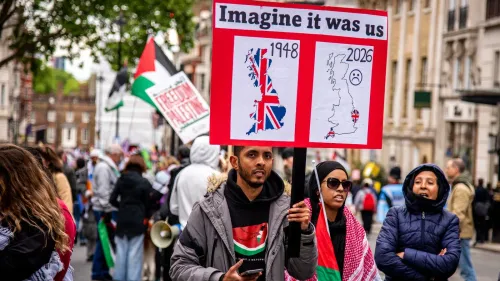 متظاهرون يحملون لافتة تقارن بين بريطانيا عام 1948 و2026 في احتجاج لدعم حقوق اللاجئين الفلسطينيين أمام مبانٍ حكومية في لندن.