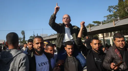 تجمع حشود من الناس في خان يونس للاحتفال بإطلاق سراح أحمد دبابش، الذي كان محاطًا بأسرته وأصدقائه، معبرًا عن فرحته بعد سنوات من الاعتقال.