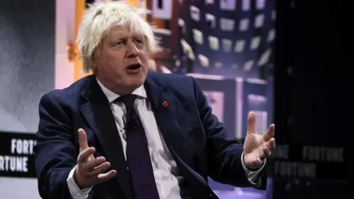 رئيس الوزراء البريطاني السابق بوريس جونسون يتحدث في مؤتمر، مع التركيز على قضايا مالية تتعلق بمشروع استشاري في الإمارات.