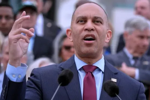 النائب الديمقراطي Hakeem Jeffries يتحدث أمام الكابيتول، مع تزايد التوتر حول صلاحيات الحرب على إيران وتأجيل التصويت في الكونغرس.