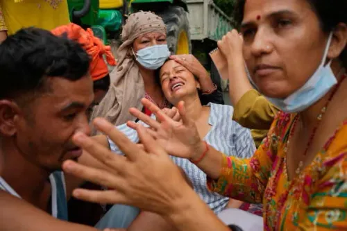 نساء ورجال نيباليون يعبرون عن الحزن والألم بعد كارثة الانهيار الجليدي في جبال الهيمالايا التي أودت بحياة المئات ومئات المفقودين.