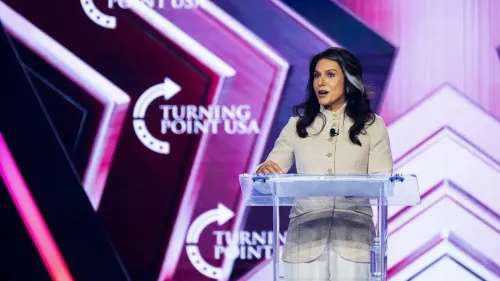 تولسي غابارد تتحدث في قمة "نقطة تحول الولايات المتحدة الأمريكية"، حيث تروج لأفكار تتعلق بالتهديدات الإسلامية.