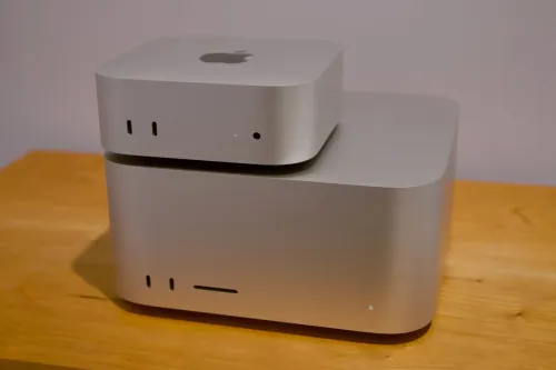 جهاز Mac Studio الجديد بمعالج M5 Ultra بجانب نسخة أصغر، يبرز تصميم Apple المدمج مع منافذ Thunderbolt 5 ودعم تشغيل نماذج الذكاء الاصطناعي محلياً.