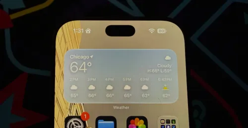 واجهة شاشة iPhone 18 Pro مع تقليص حجم الجزيرة الديناميكية وعرض حالة الطقس والبطارية بدقة عالية.