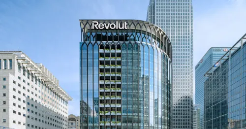 مبنى شركة Revolut في وسط مدينة الأعمال، يعكس توسعها العالمي وأهميتها في قطاع الخدمات المالية الرقمية.
