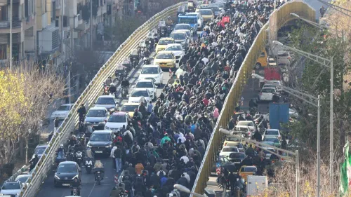 احتجاجات حاشدة في إيران، حيث يتجمع المتظاهرون في الشوارع وسط ازدحام مروري، تعبيرًا عن الاستياء من الأوضاع الاقتصادية والسياسية.