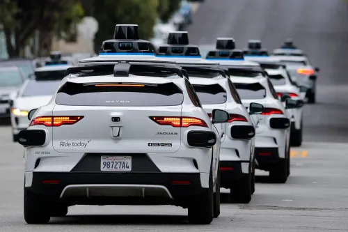 أسطول سيارات أجرة ذاتية القيادة من شركة Waymo في كاليفورنيا، مع تركيز على التكنولوجيا والالتزام بالقوانين الجديدة لضمان السلامة العامة.