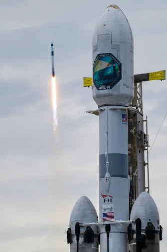 صاروخ Falcon 9 أثناء إطلاقه يحمل أقماراً صناعية لشبكة Starlink، مع سماء غائمة في الخلفية، يعكس تقدم SpaceX في الاتصالات الفضائية.