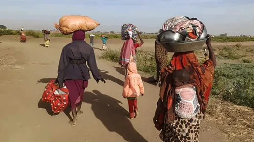 نساء يحملن أمتعة على الطرقات في السودان، يعكسن معاناة النازحات بسبب الحرب الأهلية والاعتداءات الجنسية.