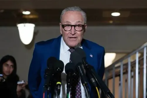 زعيم الديمقراطيين في مجلس الشيوخ تشاك شومر يتحدث أمام المراسلين بعد إحاطة حول الوضع في فنزويلا، مع تساؤلات حول سياسة ترامب.